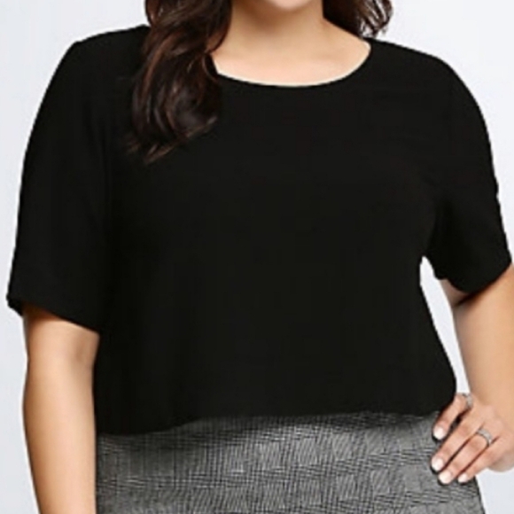 Torrid cropped top with bow accents on the back - Picture 2 of 8